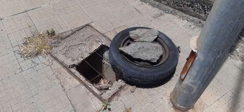 Acera rota en la urbanización/TA.